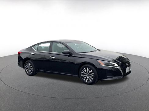 Used 2025 Nissan Altima 2.5 SV image 2