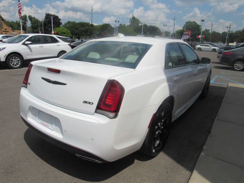 Used 2020 Chrysler 300 Touring L w/ 300 Premium Group AWD/4WD image 5