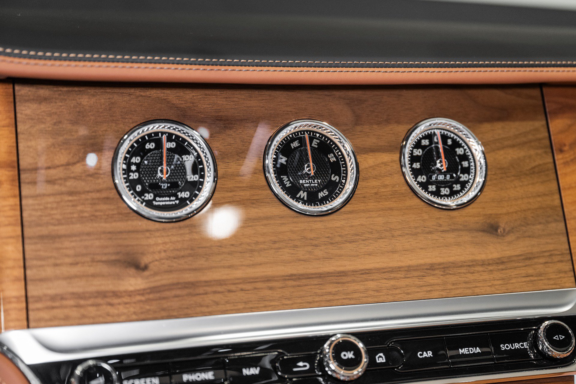 Certified 2024 Bentley Continental GT V8 AWD/4WD image 32