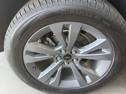 Used 2022 Ford Explorer XLT w/ Equipment Group 202A AWD/4WD image 29