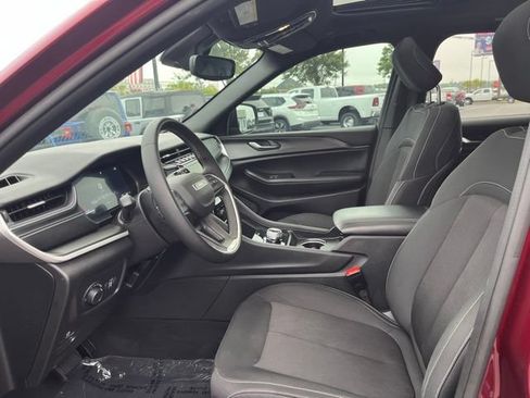 Used 2024 Jeep Grand Cherokee Laredo X AWD/4WD image 7