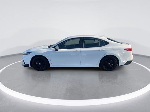 Used 2025 Toyota Camry SE image 5