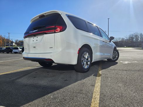 New 2026 Chrysler Pacifica Select image 3