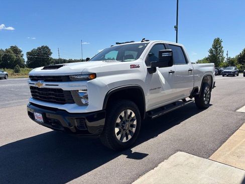 Used 2025 Chevrolet Silverado 2500 Custom w/ Custom Value Package image 8