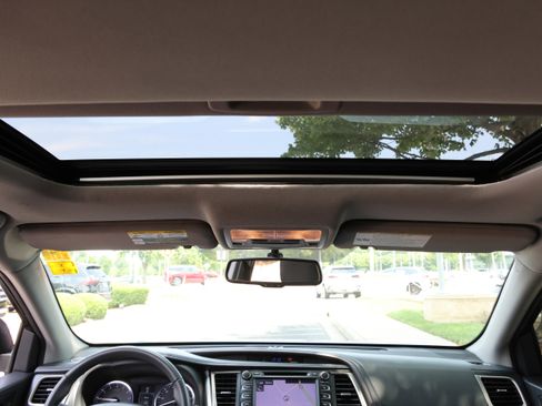 Used 2015 Toyota Highlander Limited FWD image 32
