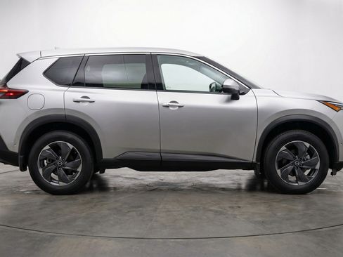 Used 2025 Nissan Rogue SV image 11