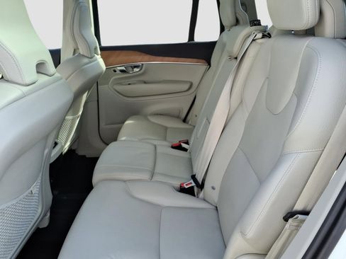Used 2022 Volvo XC90 T6 Momentum w/ Climate Package AWD/4WD image 13
