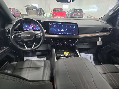Used 2025 Chevrolet Suburban High Country AWD/4WD image 9