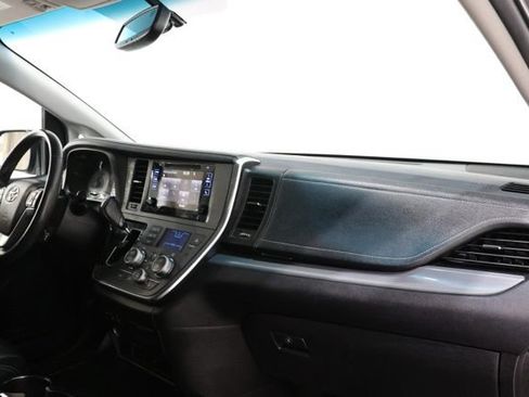 Used 2017 Toyota Sienna SE Premium FWD image 16