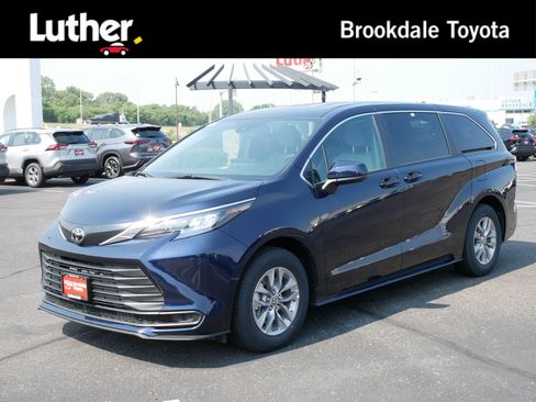 Certified 2026 Toyota Sienna LE FWD image 1