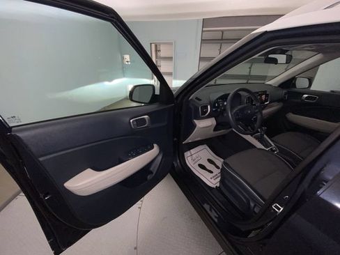 Used 2023 Hyundai Venue Limited FWD image 11