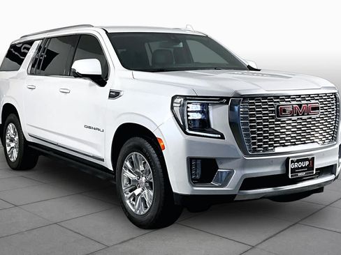 Used 2022 GMC Yukon XL Denali AWD/4WD image 3