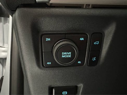 Used 2025 Ford Expedition Active image 26