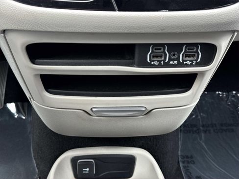 Used 2022 Chrysler Voyager LX FWD image 12