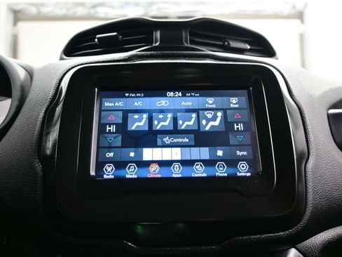 Used 2018 Jeep Renegade Latitude w/ Cold Weather Group image 17