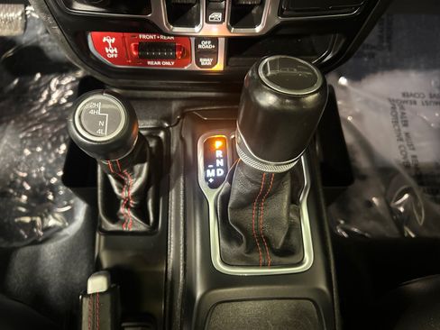 Used 2022 Jeep Gladiator Rubicon w/ Cold Weather Group AWD/4WD image 19