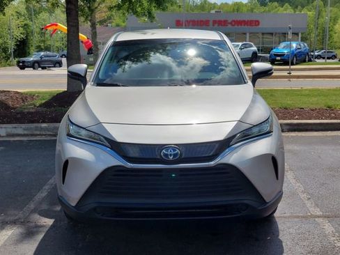 Used 2022 Toyota Venza LE image 5