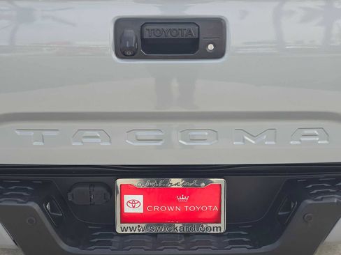 Used 2018 Toyota Tacoma TRD Sport w/ Technology Package AWD/4WD image 14