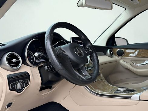 Used 2018 Mercedes-Benz GLC 350e 4MATIC image 2