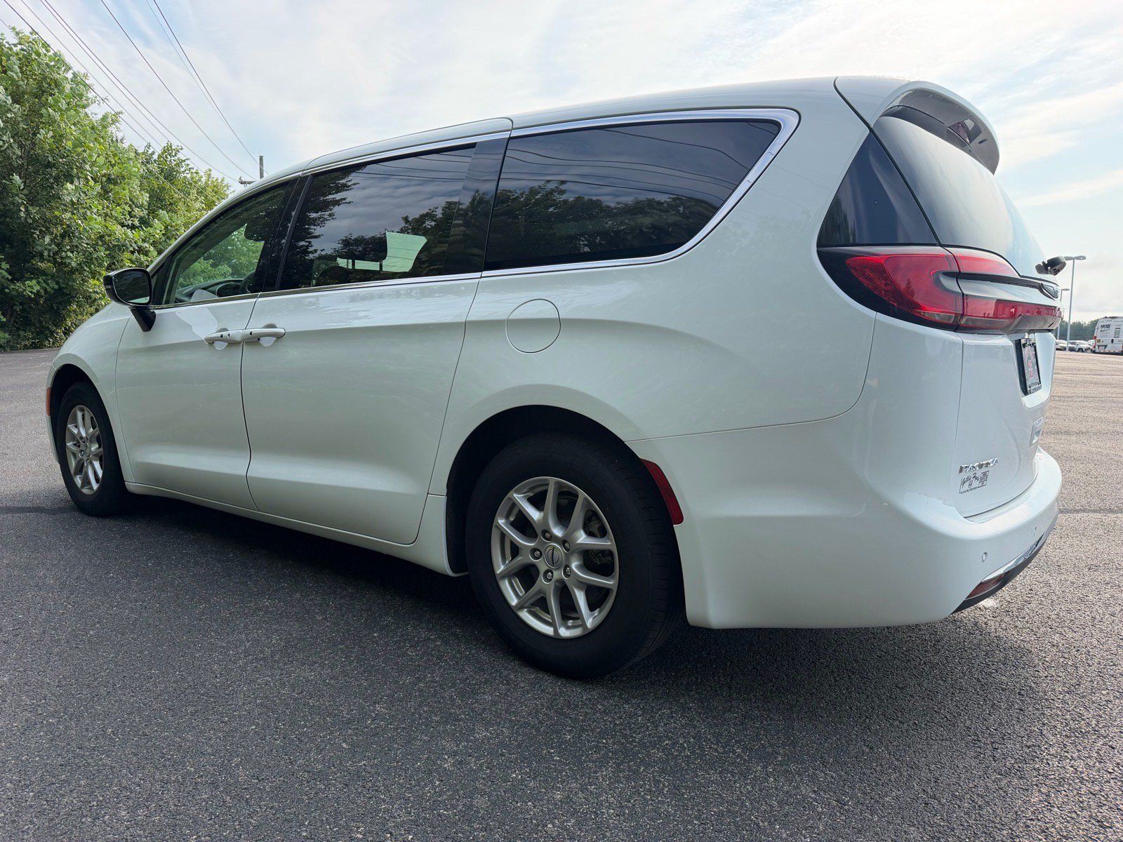 Used 2024 Chrysler Pacifica Touring-L FWD image 10