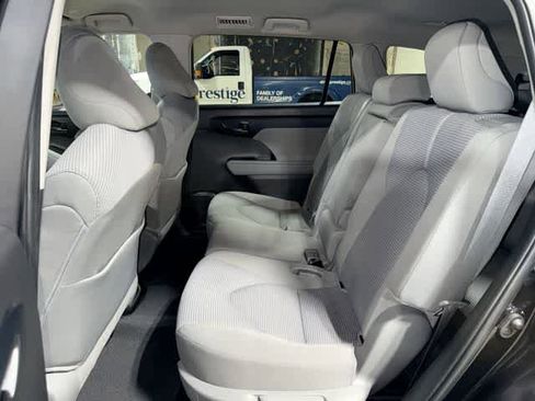Used 2024 Toyota Highlander LE AWD/4WD image 17