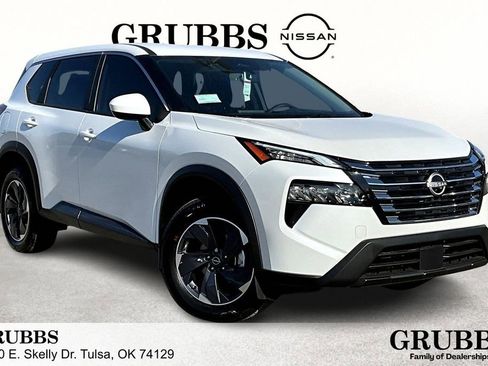 Used 2025 Nissan Rogue SV image 2