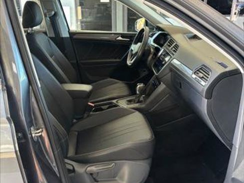 Used 2022 Volkswagen Tiguan SE w/ Panoramic Sunroof Package FWD image 19