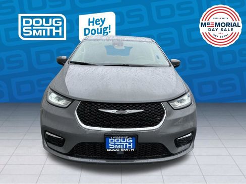 Used 2023 Chrysler Pacifica Touring-L FWD image 6