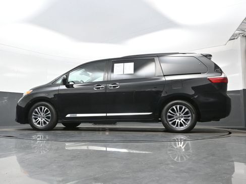 Used 2020 Toyota Sienna XLE FWD image 28