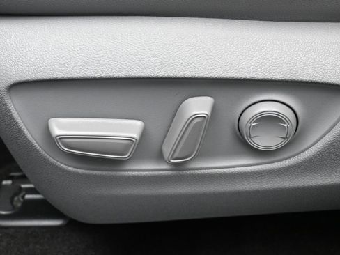 Used 2023 Toyota Highlander XLE image 10