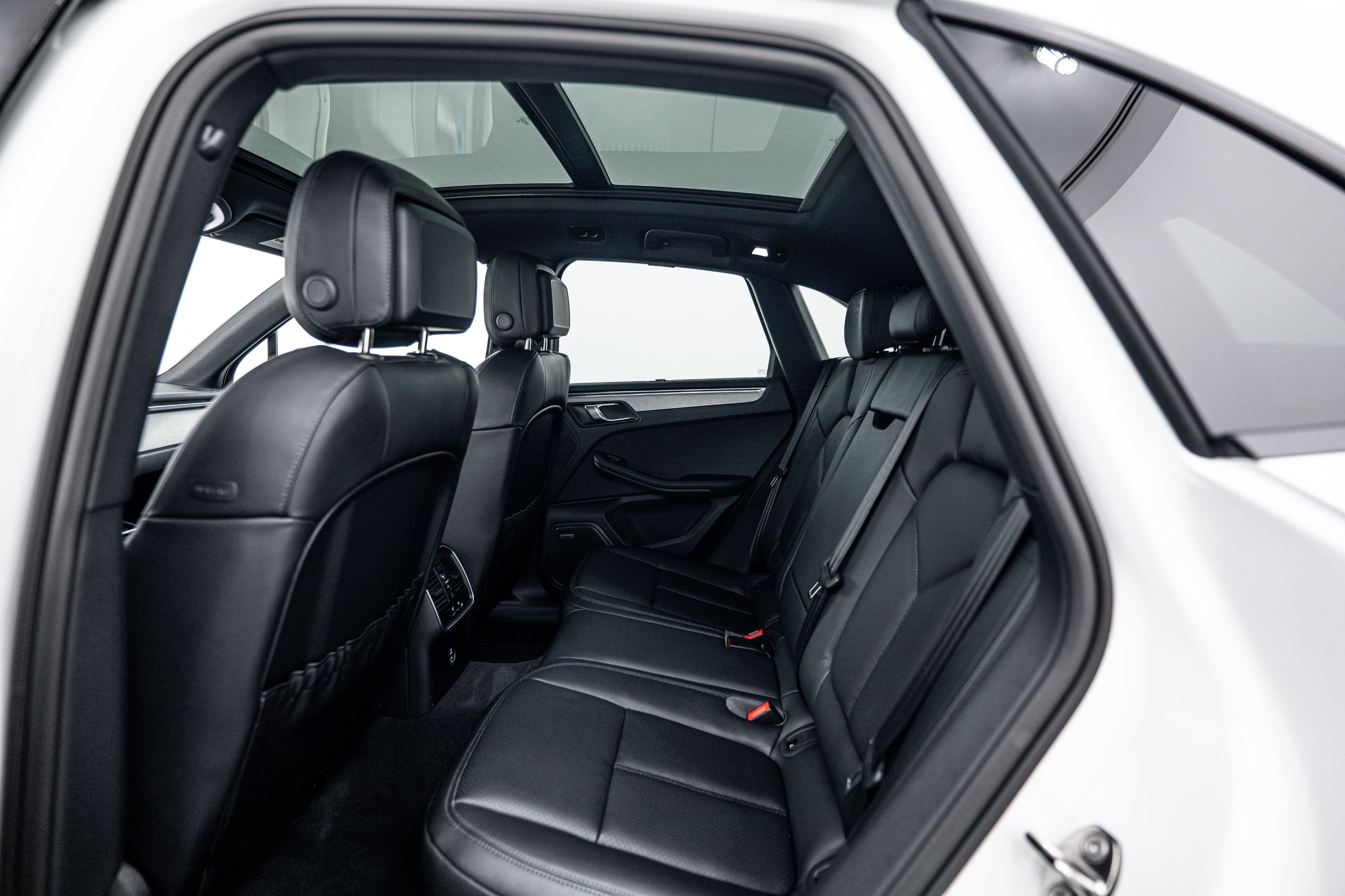 Certified 2026 Porsche Macan AWD/4WD image 23