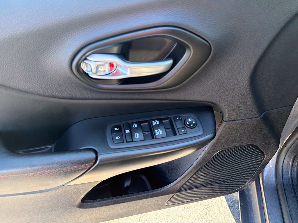 Used 2022 Jeep Cherokee Trailhawk AWD/4WD image 17