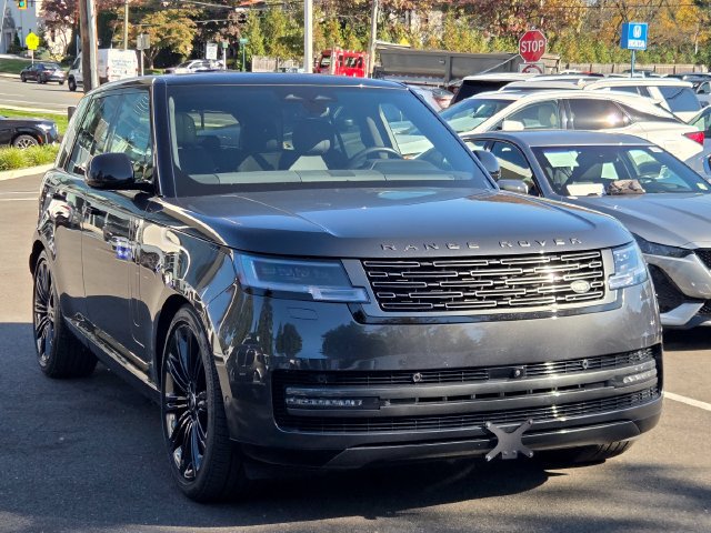 Used 2025 Land Rover Range Rover SE AWD/4WD image 3