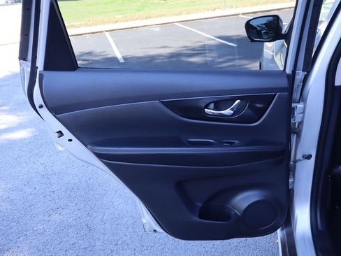 Used 2018 Nissan Rogue SL FWD image 24