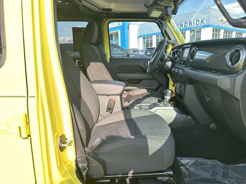 Used 2023 Jeep Wrangler Unlimited Sahara AWD/4WD image 32