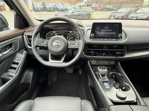 Used 2023 Nissan Rogue SV w/ SV Premium B Package image 12