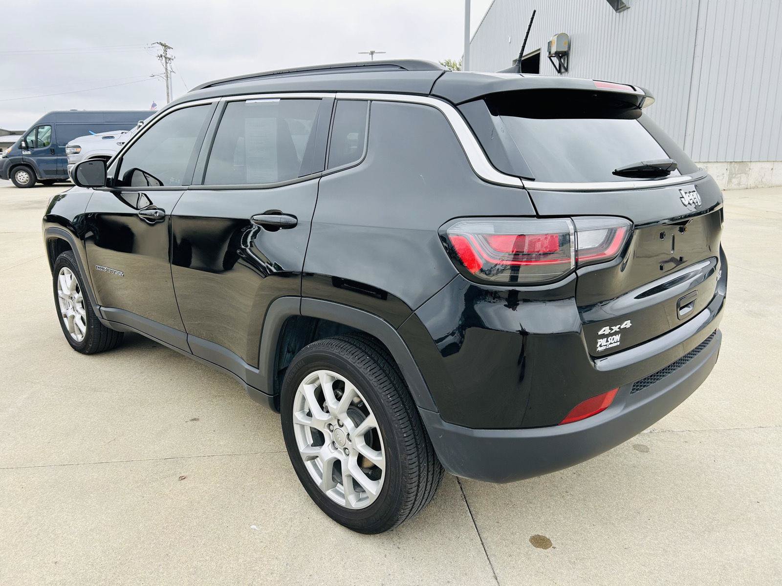 Used 2023 Jeep Compass Latitude w/ Sun and Sound Group AWD/4WD image 34
