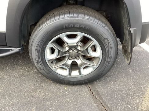 Used 2019 Jeep Cherokee Trailhawk AWD/4WD image 34