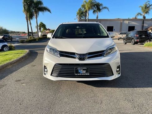 Used 2020 Toyota Sienna Limited image 2