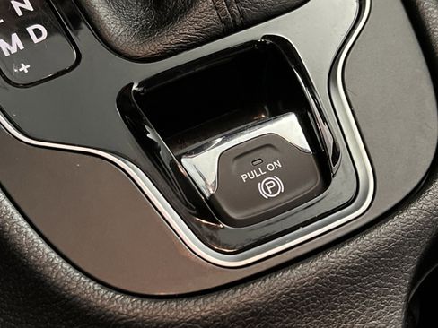 Used 2023 Jeep Cherokee Altitude Lux image 35