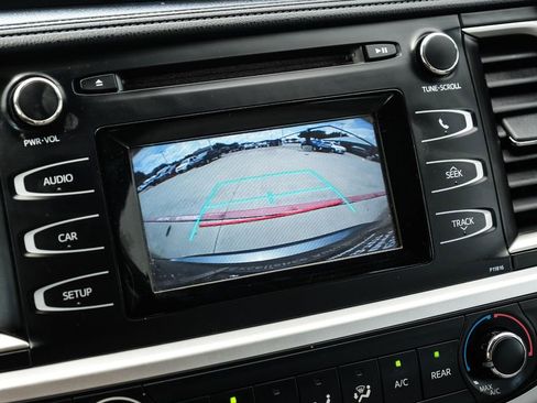 Used 2019 Toyota Highlander LE FWD image 17