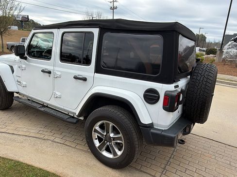 Used 2018 Jeep Wrangler Unlimited Sahara AWD/4WD image 10