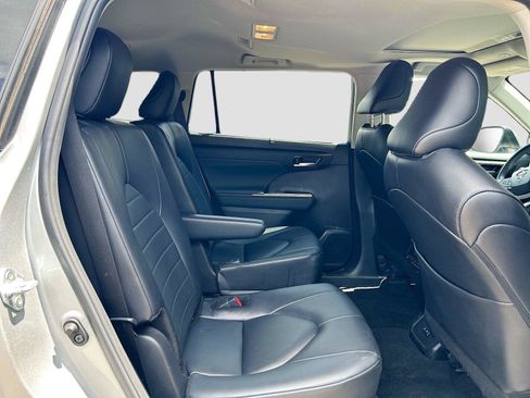 Used 2024 Toyota Highlander XLE FWD image 23