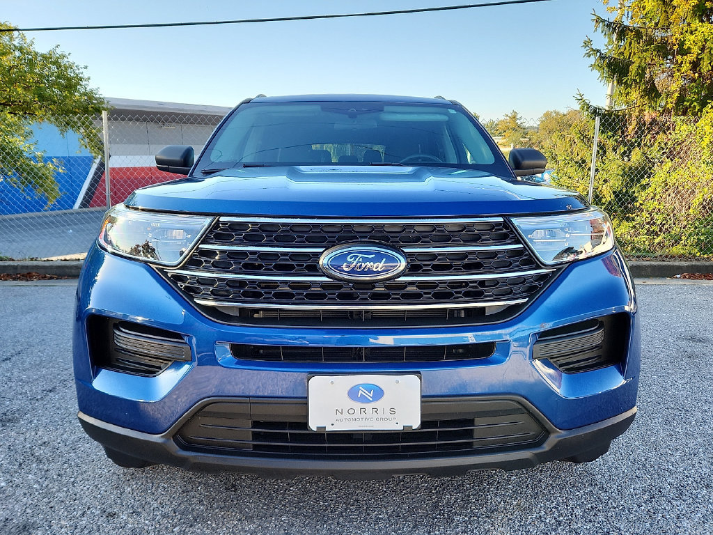 Used 2023 Ford Explorer XLT AWD/4WD image 2