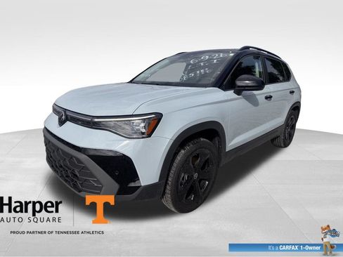 Used 2025 Volkswagen Taos SE AWD/4WD image 1