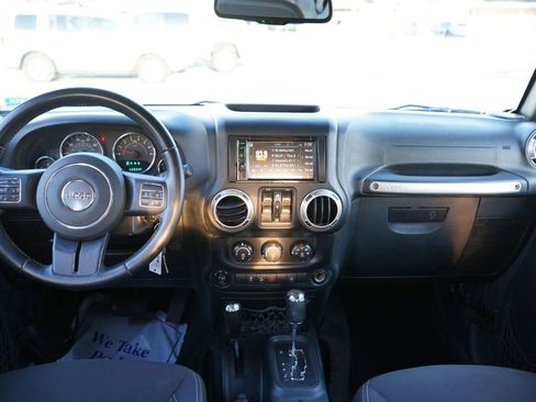 Used 2017 Jeep Wrangler Unlimited Rubicon w/ Connectivity Group image 17