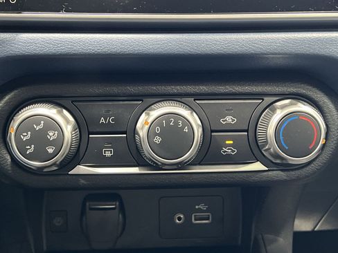 Used 2025 Nissan Versa SV w/ Trunk Package image 18