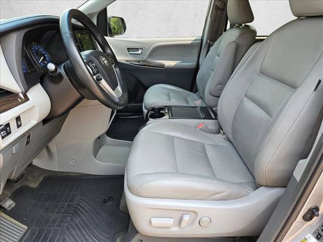 Used 2015 Toyota Sienna XLE FWD image 16