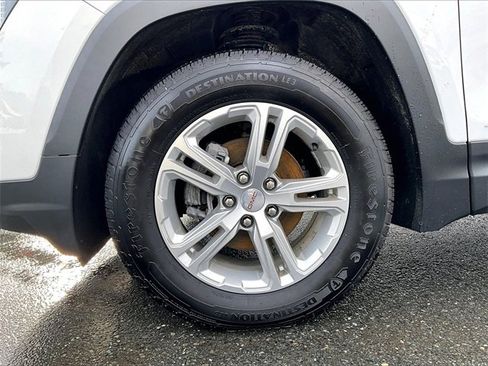 Used 2023 GMC Terrain SLE w/ Driver Convenience Package image 9