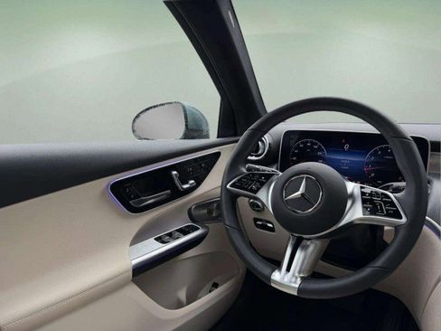Used 2025 Mercedes-Benz GLC 300 4MATIC image 12